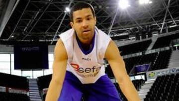 <b>LOFTON, SIN PROTAGONISMO EN EL BASKONIA</b> En el Baskonia, Lofton sólo disputó dos partidos en ACB con una pobre actuación: 5 puntos, 0,5 asistencias y 4,5 de valoración en 11 minutos de media. En el Asefa Estudiantes lleva diez encuentros: 13,5 puntos, 1,3 asistencias y 10,6 de valoración. Además, fue el MVP de la jornada ante el Power Electronics (25 puntos y 28 de valoración).