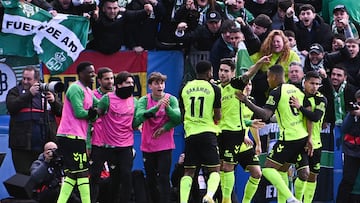 LEGANÉS (MADRID), 16/03/2025.- Bakambu (11), del Betis, es felicitado por sus compañeros después de marcar un gol que pone el 2-2 en el marcador durante el partido de LaLiga Leganés-Betis este domingo en el estadio municipal Butarque en Leganés (Madrid). EFE/ Fernando Villar