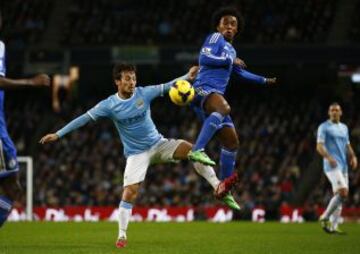 David Silva con Willian del Chelsea.