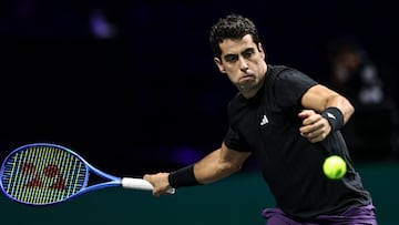 Nanterre (France), 28/10/2025.- Jaume Munar of Spain in action during his first round match against Daniil Medvedev of Russia at the ATP Paris Masters tennis tournament in Nanterre, outside Paris, France, 28 October 2025. (Tenis, Francia, Rusia, España) EFE/EPA/Teresa Suarez