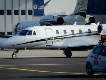 The plane carrying Ibrahimovic arrives in Linate (Milan).