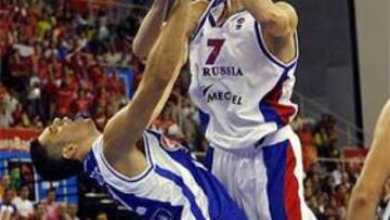 <b>VARAPALO.</b> La selección de Rusia se impuso en la pelea por el liderato del grupo A. Grecia fue a remolque durante los 40 minutos por la fortaleza física en defensa rusa y por la desaparición colectiva de las estrellas griegas.