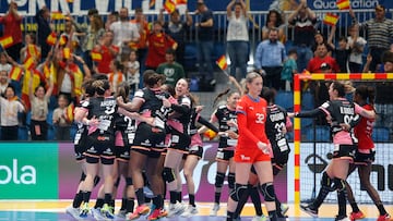 Las Guerreras celebran la victoria con una jugadora de Chequia saliendo cabizbaja.