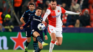 PRAGUE (Czech Republic), 25/11/2025.- Athletic Club's Inigo Ruiz De Galarreta (L) in action against Slavia's Tomas Chory (R) during the UEFA Champions League league phase match between Slavia Praha and Athletic Cub in Prague, Czech Republic, 25 November 2025. (Liga de Campeones, República Checa, Praga) EFE/EPA/MARTIN DIVISEK