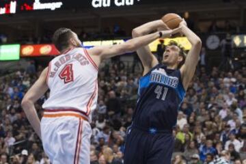 Dirk Nowitzki y Josh McRoberts.