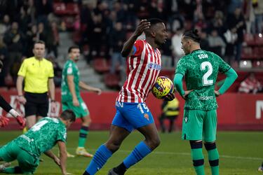 Juan Otero marcó su tercer tanto del curso ante el Levante, para dejar un punto en El Molinón. Gran gol, en el que volvió loco a Róber Pier hasta dejarle en el suelo, antes de batir a Cárdenas, con la pierna derecha.