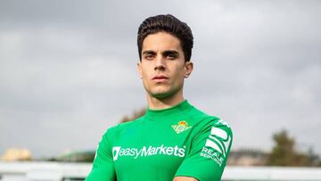 Bartra posa con la camiseta que lució el Betis contra el Barcelona.