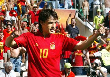 Fernando Morientes llegó al Madrid en 1997 procedente del Real Zaragoza, donde se había convertido en un fijo debido a su buen olfato y a su poderoso remate de cabeza. Estaría en el Madrid hasta la campaña 2003-04, en la que se fue cedido al Mónaco, aunque regresaría para la campaña 2004-05. En total marcó 100 goles en 272 partidos con el conjunto blanco. Con la Selección española sólo acudió a una edición de la fase final de la Eurocopa: fue en 2004 y fue el autor de uno de los dos goles que consiguieron los de Iñaki Sáez.