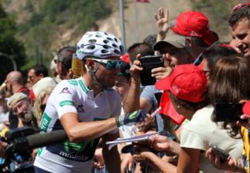 Alejandro Valverde atiende a los seguidores al final de la etapa,