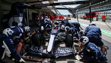 Empieza la actividad de la Fórmula 1 en el GP de Portugal, tercera cita del año, con una jornada que sirvió de primera toma de contacto con el circuito de Portimao a pilotos y equipos. En la imagen, Pierre Gasly hace una parada en boxes con el Alpha Tauri que también sirve de entrenamiento para los mecánicos de la escudería italiana.