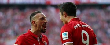 Bayern Munich's Robert Lewandowski (R) celebrates scoring their second goal with Franck Ribery