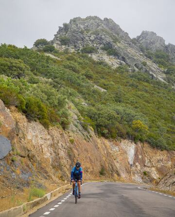 Se trata de una ascensión larga, de casi 15 km, y con pendientes sostenidas. Un puerto digno de final en alto y una de las joyas de esta edición.