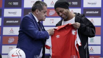 Ronaldinho recibiendo la camiseta de Santa Fe