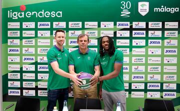 Juanma Rodr¨ªguez, director deportivo del Unicaja, anuncia las renovaciones de Tyler Kalinoski y Kendrick Perry.