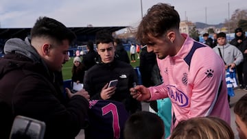 Pablo Ramn, firmando autgrafos en la Dani Jarque.