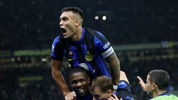 Soccer Football - Serie A - Inter Milan v AS Roma - San Siro, Milan, Italy - October 29, 2023 Inter Milan's Marcus Thuram celebrates scoring their first goal with Lautaro Martinez and Nicolo Barella REUTERS/Claudia Greco