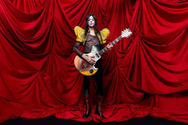 Cantautor italiano con un estilo retro y letras introspectivas, presenta una canción que mezcla rock y poesía.