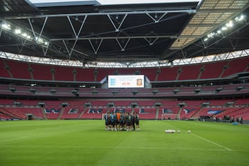 Spain players taken through a pre-session briefing at Wembley.