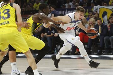 Luka Doncic y Ekpe Udoh.