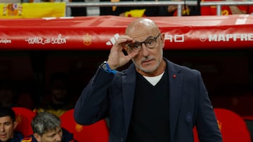 El técnico de la selección española, Luis de la Fuente, durante el encuentro correspondiente a la fase de clasificación para el Mundial 2026 que disputan hoy martes España y Turquía en el estadio de La Cartuja, en Sevilla.