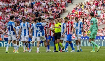 Los jugadores de Atlético y Espanyol rodean a Figueroa Vázquez.