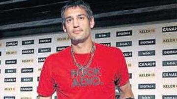 <b>GRAN SALIDA. </b>Urzaiz, tras la rueda de prensa de su despedida en Ibaigane.