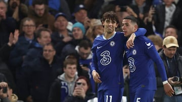 João Félix with Enzo Fernández, in a Chelsea match.