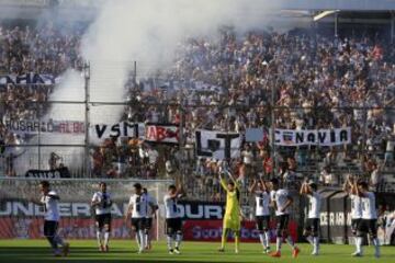 Colo Colo saludando a sus hinchas tras salir a la cancha