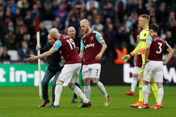 James Collins forcejea con un aficionado del West Ham que invadió el campo en la derrota 0-3 ante el Burnley.