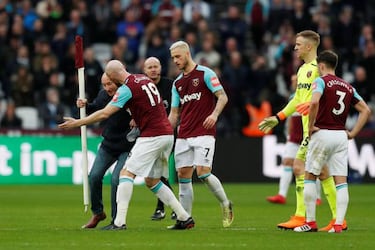 Invasin de la aficin del West Ham, que fue a por sus jugadores