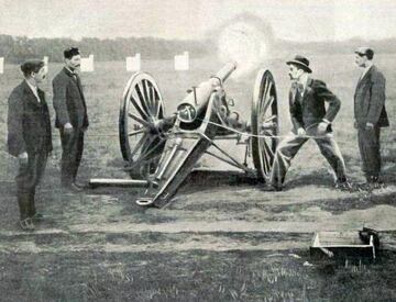 El tiro con cañón fue una disciplina deportiva que formó parte del programa de los Juegos Olímpicos de París 1900, desarrollados en el marco de la Exposición Universal celebrada en París. 
El programa estaba dividido en tres modalidades: tiro individual, tiro con batería de campaña y tiro con batería de asalto. 
La prueba individual, los participantes que debían manejar un cañón de 90 mm con la ayuda de dos personas y disparar cuatro veces lo más rápido posible a objetivos situados a 60 metros de distancia.​ 
Para el tiro de las baterías de campaña, 16 oficiales y suboficiales asistidos por 30 personas disparaban con seis cañones. 
Para el tiro con baterías de asalto se requería un comandante, doce apuntadores y ocho ayudantes para operar los cuatro cañones. Se efectuaron veintisiete disparos en julio y agosto y otros once en octubre y noviembre. 