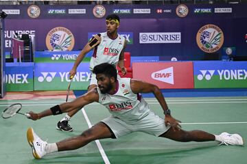 Los indios Satwiksairaj Rankireddy y Chrag Shetty (en segundo trmino) compiten durante el partido de dobles
masculino del Abierto Yonex-Sunrise de bdminton, que les enfrent a los coreanos Jin Yong y Kang Min Hyuk en Nueva
Delhi, India. En la imagen, Rankireddy se estira hasta casi hacer un spagat para salvar un punto imposible a ras de suelo.