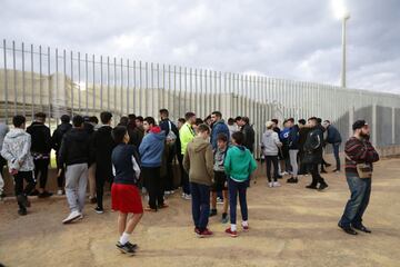 Aficionados del Málaga durante el entrenamiento.