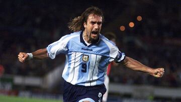 El argentino Gabriel Batistuta con 54 goles en 77 partidos, con un promedio de 0,70.