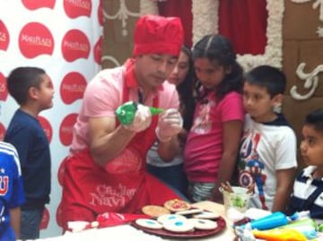 Figuras se lucen cocinando galletas