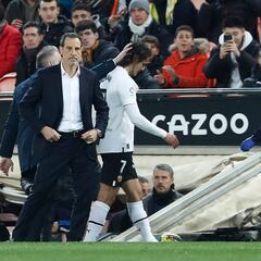 Otro drama para el Valencia: Cavani se lesiona