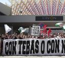Las peñas sevillistas protestan contra Javier Tebas