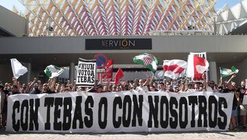 Las peñas sevillistas protestan contra Javier Tebas