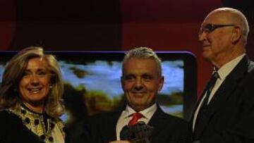 <b>DOMINADORES. </b>Begoña Elices, de Repsol, entrega el Premio al equipo de la Davis, a Escañuela y Gimeno.