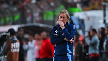 Futbol, Peru vs Chile.
Fecha 11, clasificatorias al Mundial 2026.
El entrenador de la seleccion chilena Ricardo Gareca es fotografiado durante el partido por clasificatorias al mundial de 2026 disputado en el estadio Monumental U, de Lima, Peru.
15/11/2024
Joel Alonzo/Photosport
Football, Peru vs Chile
11th turn, World Cup 2026 qualifiers.
Chile's head coach Ricardo Gareca is pictured during a 2026 World Cup qualifier match at the Monumental U stadium in Lima, Peru.
15/11/2024
Joel Alonzo/Photosport