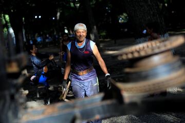 Este gimnasio al aire libre en Caracas est construido con cemento, barras y otros materiales reciclados.