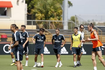 Charla entre Lopetegui y los canteranos.