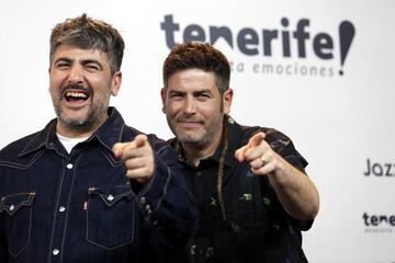 Los hermanos David y José Manuel Muñoz miembros de Estopa posando en la alfombra verde de los Premios Dial 2023.