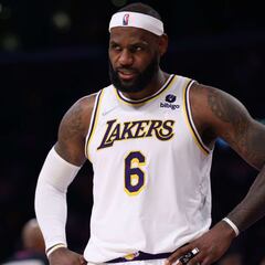 LeBron James hopeful about Tuesday's game after injury scare