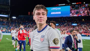 Giovanni Reyna con el USMNT tras conseguir el título de la Nations League de Concacaf