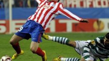 <b>CASTIGADO. </b>Reyes recibe una entrada de Saleiro. Pudo haber sido la tercera expulsión del Sporting.