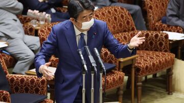 El primer ministro japonés, Shinzo Abe, habla ante miembros del Gobierno portando una mascarilla.