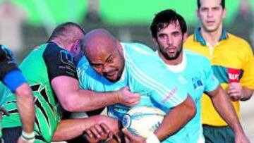 <b>COMO ANTAÑO. </b>Dos rivales intentan parar al gigante Lomu.