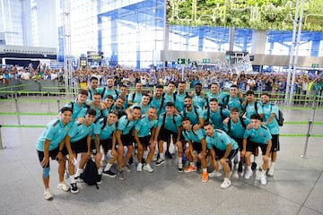 Los jugadores del Málaga posan delante de sus aficionados antes de partir a Tarragona.
