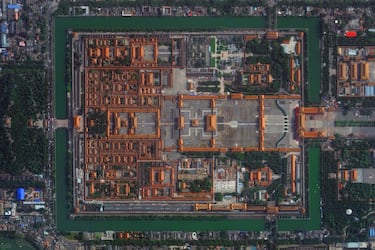 Emplazada en el corazón de Pekín, es el complejo palaciego más grande del mundo y fue el centro de poder de China durante casi 500 años. Se llamaba "Prohibida" porque era la residencia exclusiva del Emperador, su familia y su servicio. Nadie más podía entrar o salir sin su permiso especial, y el castigo por hacerlo sin autorización era, casi siempre, la muerte.